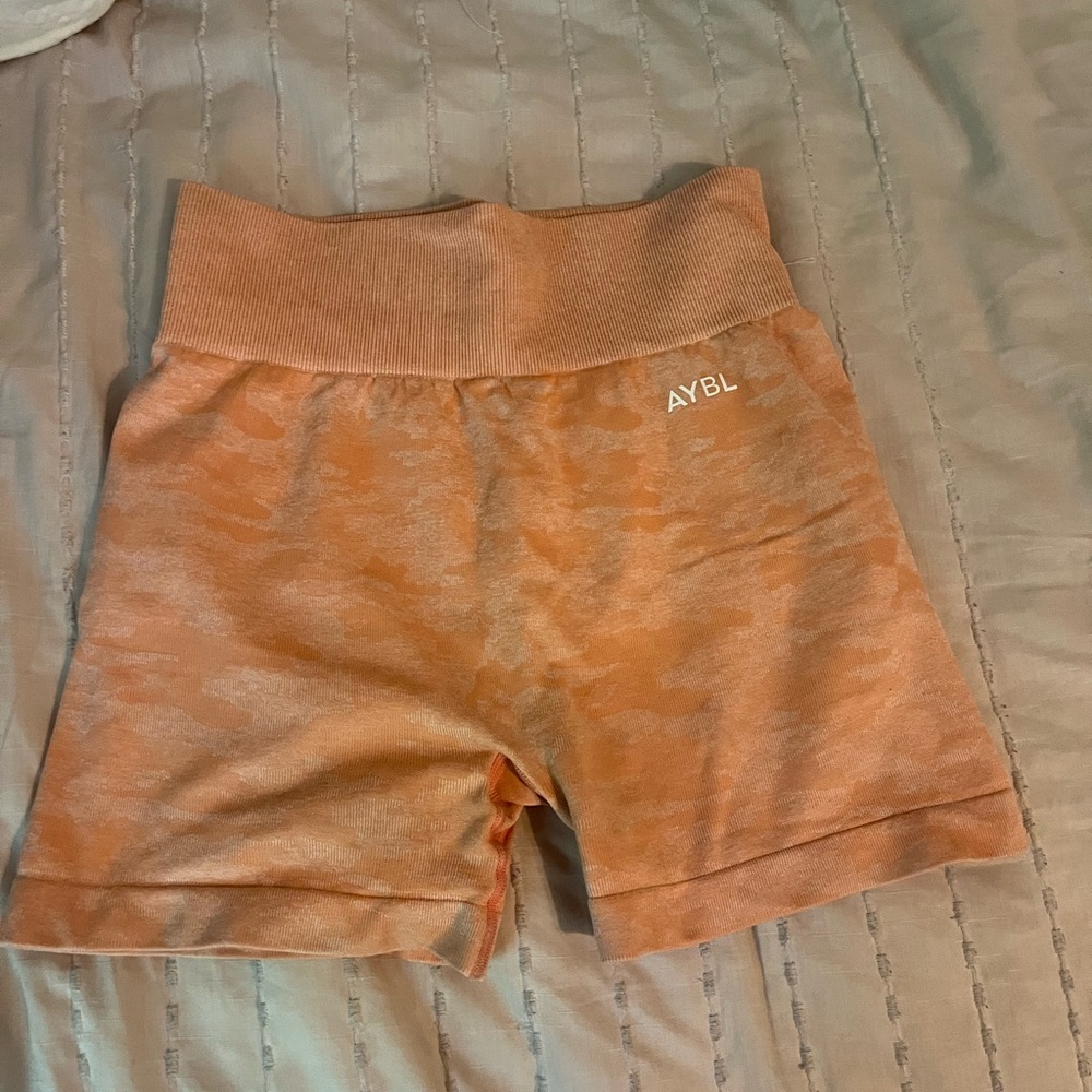 peachy aybl workout shorts- camo with scrunch, size medium
